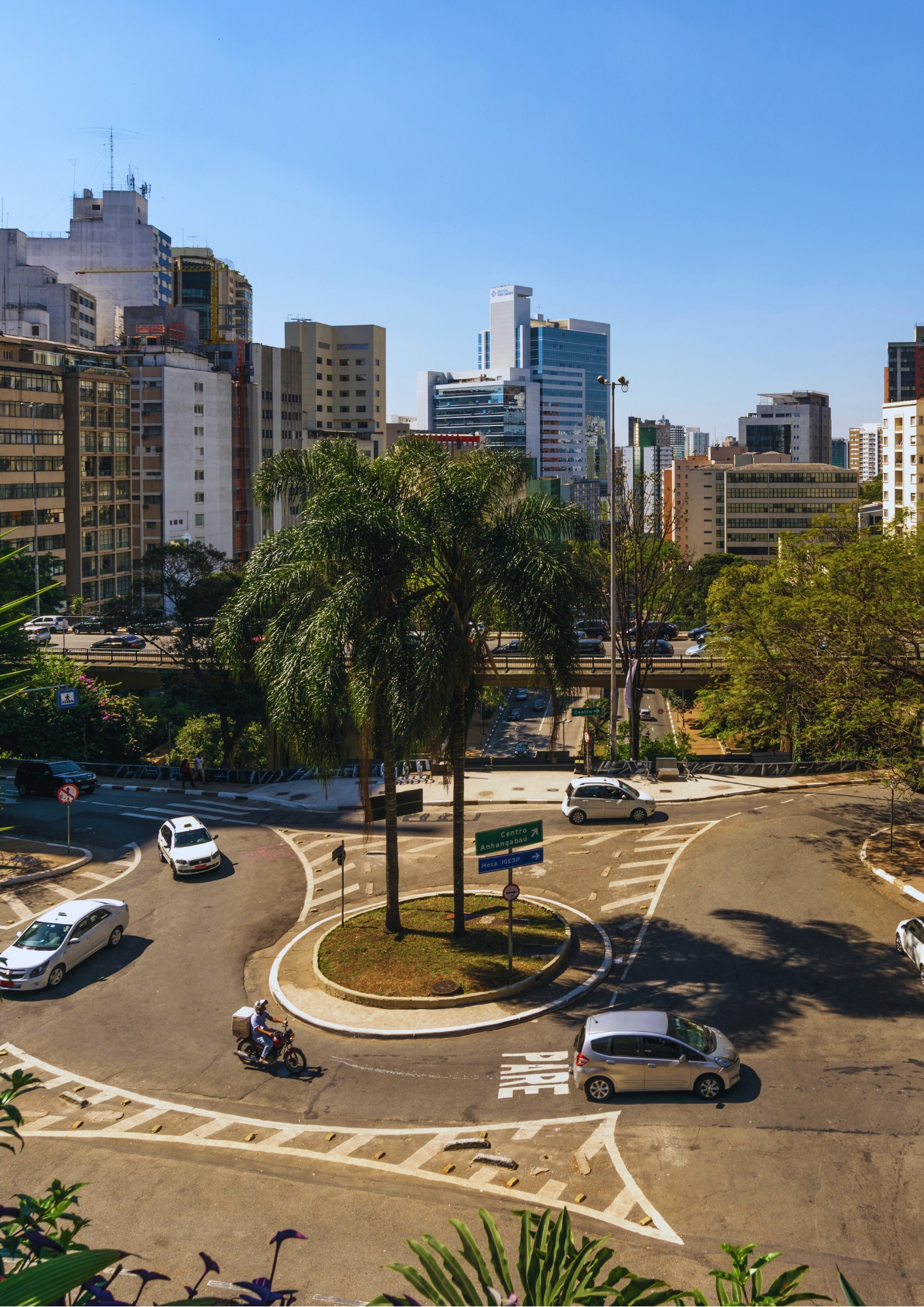 Rotatória urbana destacando a importância da municipalização do trânsito para uma gestão eficaz.